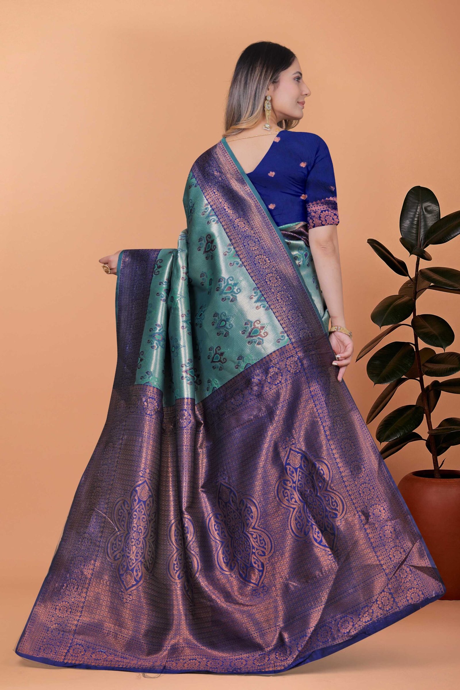 Vibrant Sea Green Silk Saree featuring Contrasting Purple & Zari Weaving - Image 4